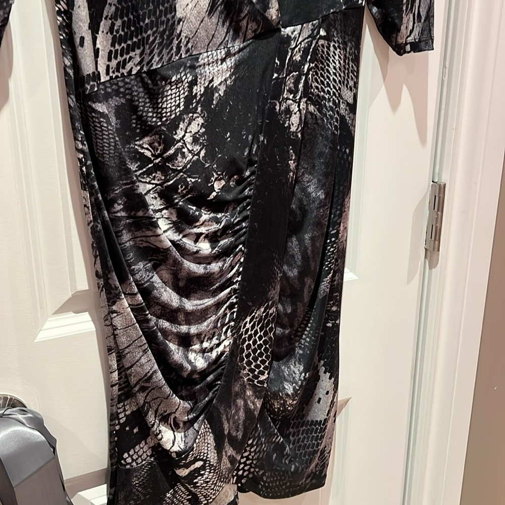 Le chateau form fitting dress - Picture 4 of 13